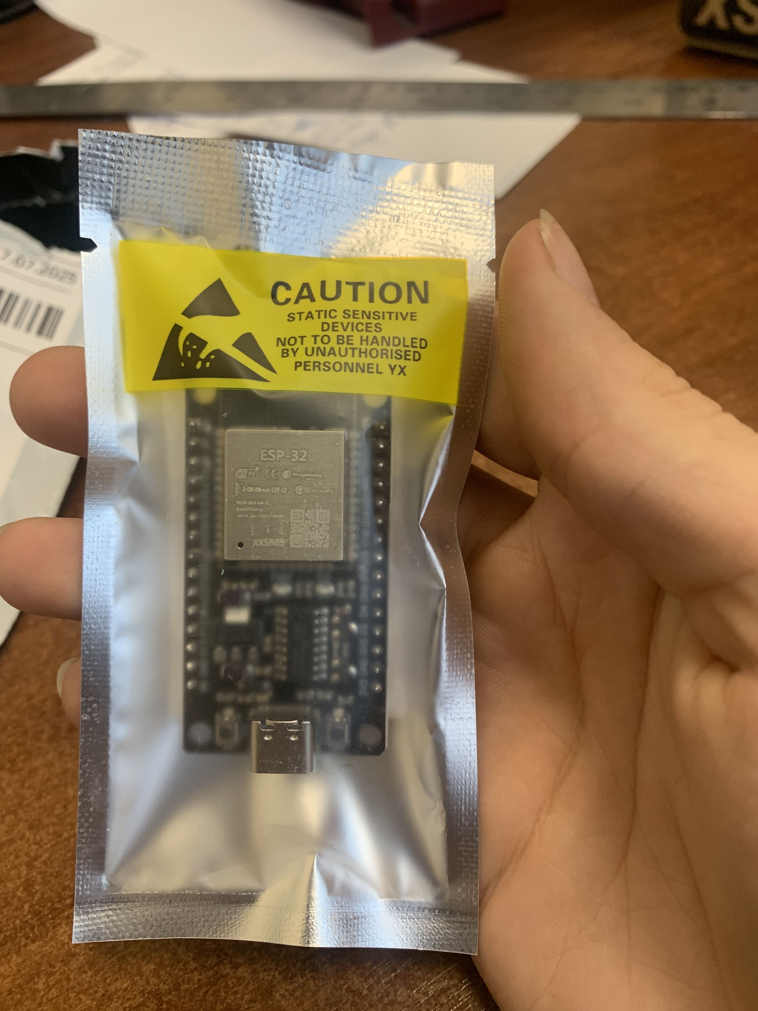 Фотография микроконтроллера esp-32 в упаковке