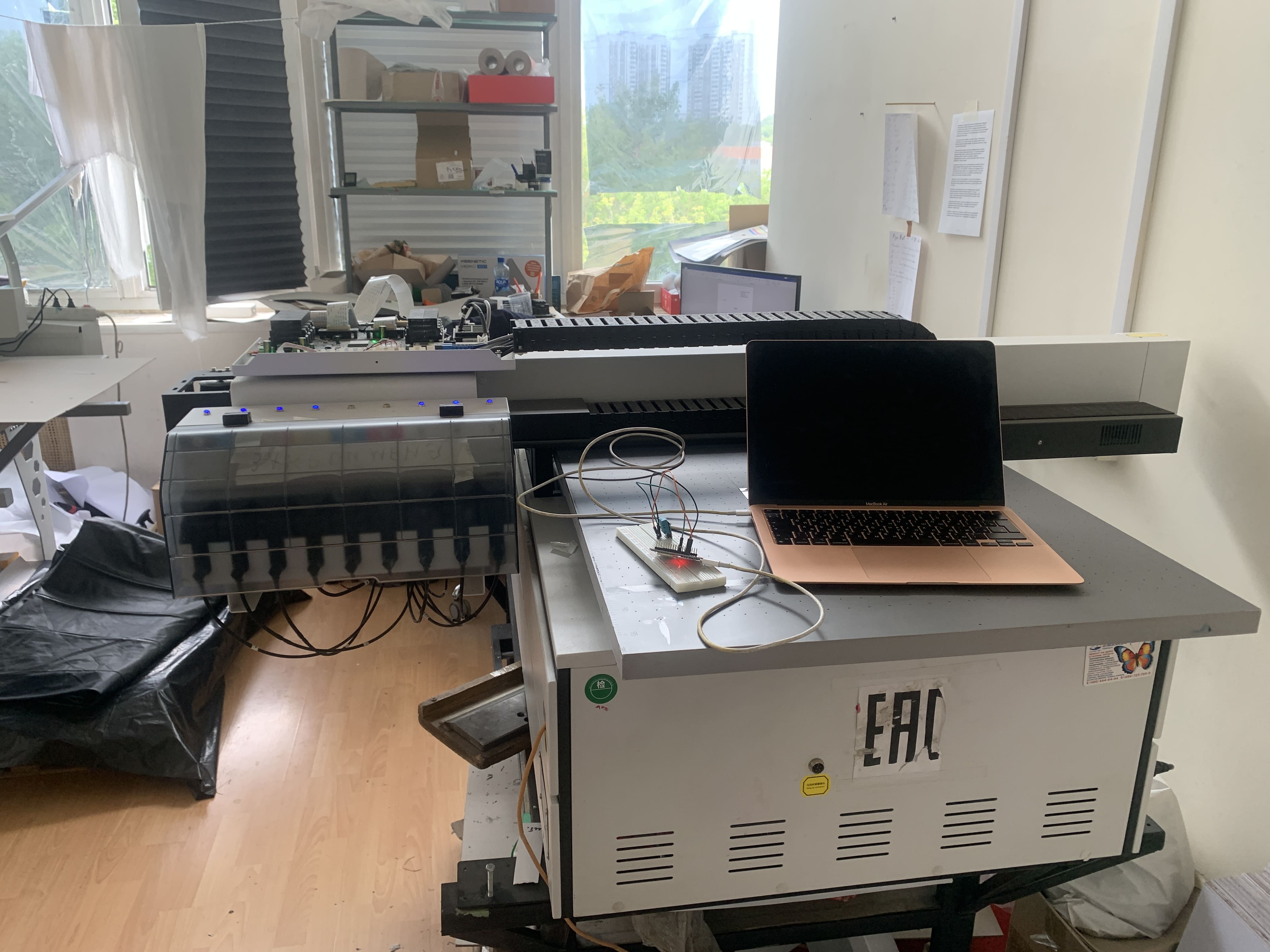 Общий план помещения с микроконтроллером и ноутбуком