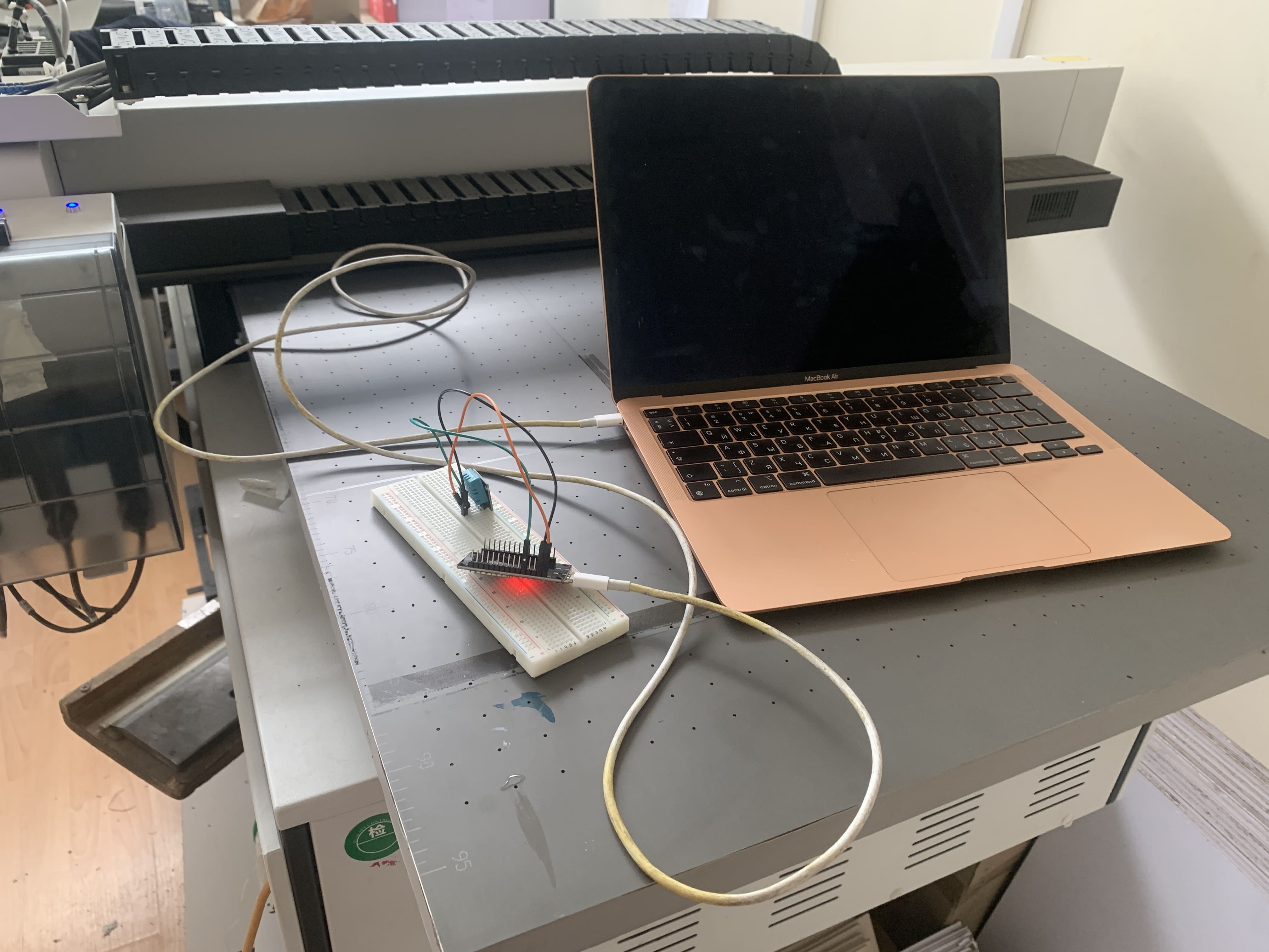 Общее фото микроконтроллера и ноутбука