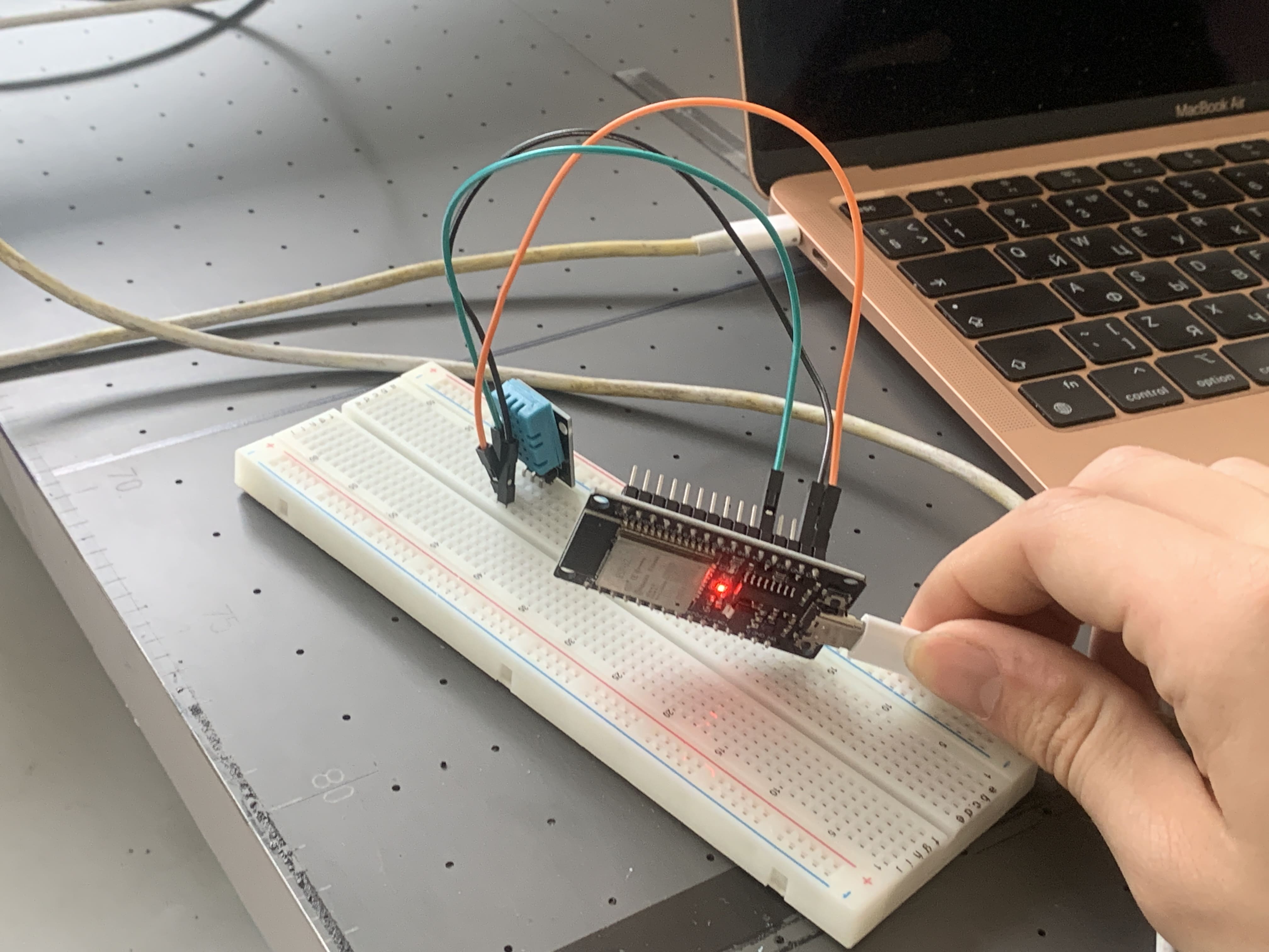 Микроконтроллер с датчиком на макетной плате крупным планом